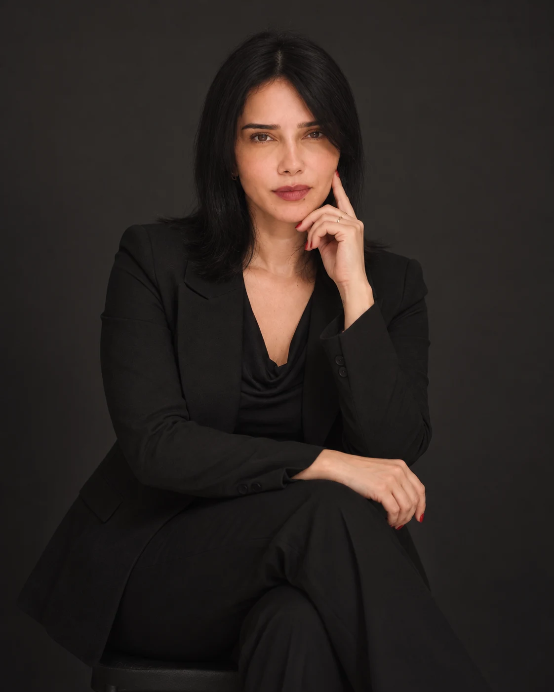 Retrato de Carol sentada em um estúdio